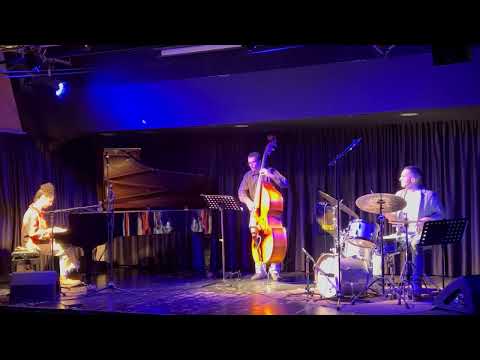 Claudia Muñoz Trío - Oye cómo viene