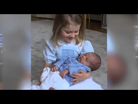 Nya bilden på prinsessan Estelle och prins Oscar