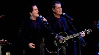 RESISTIRE 2020 por sus creadores, el DÚO DINÁMICO. (Grabado en un concierto en directo)