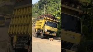 Download lagu AWAS LENG CELENG🤣 STORY WA TRUK #viral #trending #supirtruk #trukoleng #l300 #beranda #shorts mp3
