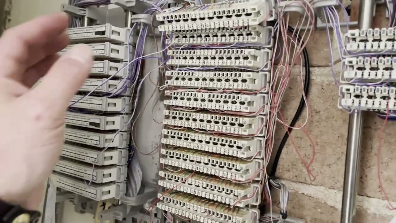 NBN technician exposing faulty socket installed by ISP contractor — customer wrongly blamed for slow speeds