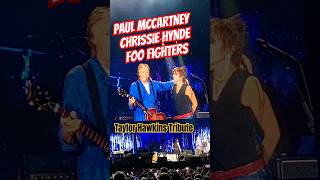 Paul McCartney invites Chrissie Hynde on stage #foofighters #taylorhawkins #tribute #wembley