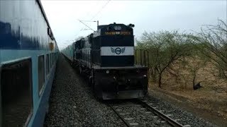 preview picture of video 'Avantika Express crosses Lingampalli Humsafar Express at Naranjipur'