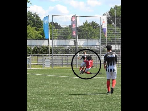 Tweede helft vv Bennekom JO17-1 - vv DOVO JO17-1.