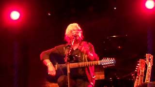 Arlo Guthrie telling the story of his wife at airport and singing coming into Los Angeles.MOV