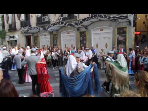 Chulapas y Chulapos bailando chotis en la puerta de la Joy Eslava en la calle del Arenal, Madrid