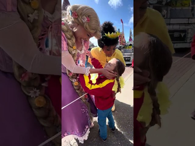 Vídeo relacionado con Disney Tangled Princess Rapunzel Big Face Costume Camiseta