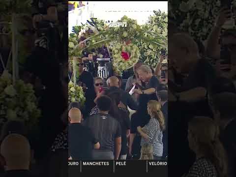 Edinho e Milton Neves cobrindo o caixão do Rei #Pelé com a bandeira do #santosfc ! Vida longa ao rei