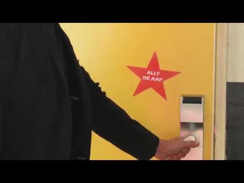 Ondertussen in de kleedkamer van Ally...