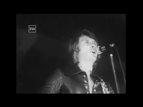 Johnny en concert à Noyal sur Vilaine chante "Le monde entier va sauter" (12.12.1970)