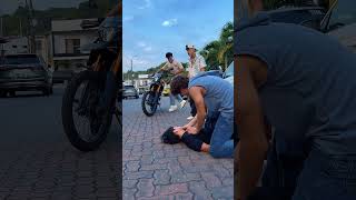 Siempre ayudar al prójimo 🤣😱#comedy #risas #humor #parati #shorts #mispequeñosactores #pov