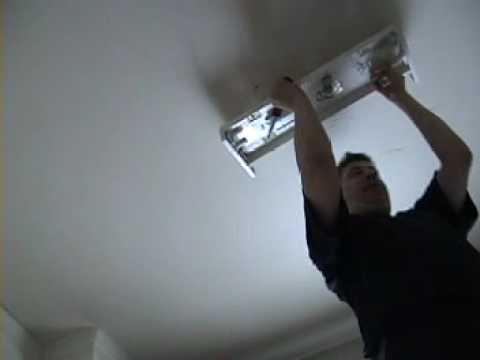 Maalari Maalas sinistä ja punaista