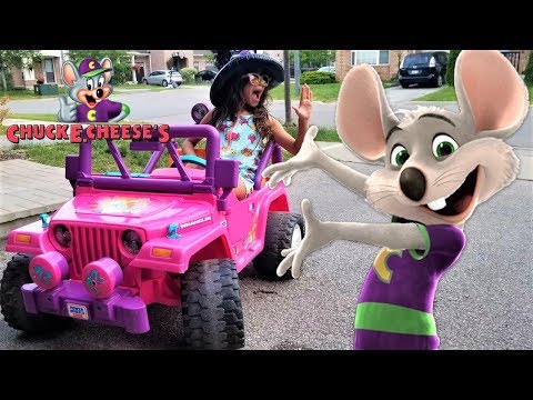 CHUCK E CHEESE’S!!  Deema play games at family playground for kids!