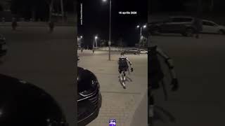 Un robot umanoid fugărește o turmă de mistreți printr-un parc #digi24 #știriledigi24