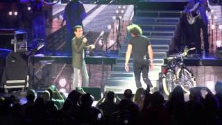 Carlos Vives y Marc Anthony Unid2 cantando en el Microsoft de LA