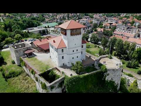 "Gradačac - Kula Husein Kapetana Gradaščevića: Pogledajte očaravajuću Panoramu Grada!" 4k