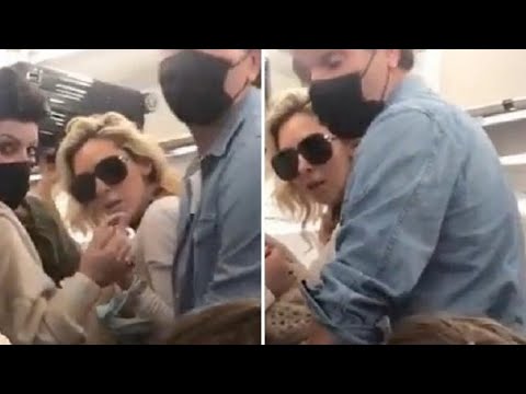 «Mettiti subito la mascherina!» Lucarelli litiga con due passeggeri in aereo