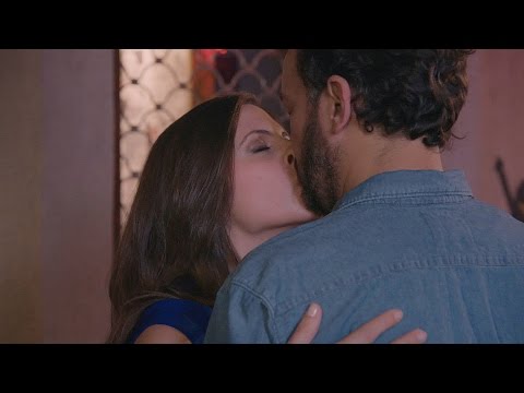 Elena besa a Juanjo - Vive Cantando