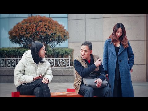 當大齡“剩女”在街頭被父親催婚...