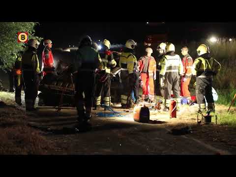 Dode en twee gewonden bij ongeluk waarbij auto van de weg raakt op A50