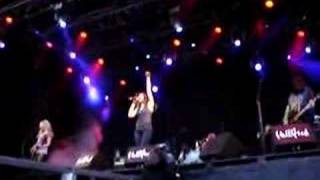 The Donnas - Better off dancing @ Hultsfred 2008-06-14