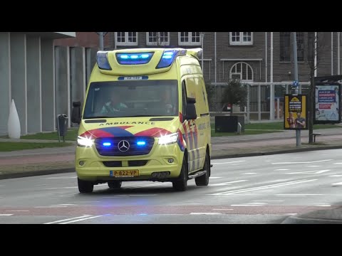 Ambulances met spoed naar melding in Haarlem