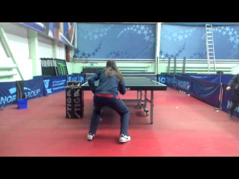 Вика тренирует низкую стойку