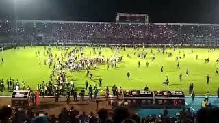 Download lagu Ricuh Aremania Saat Laga Gojek Liga 1 Bersama Bukalapak Antara Arema FC VS Persib Bandung mp3