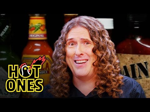 "Weird Al" Yankovic、スパイシーな手羽先を食べながら狂気を超えていく｜Hot Ones ("Weird Al" Yankovic Goes Beyond Insanity While Eating Spicy Wings | Hot Ones)
