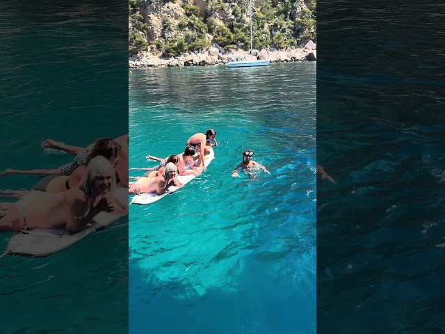 Discovery of the Calanques aboard an exceptional sailboat - Bonjour Fun