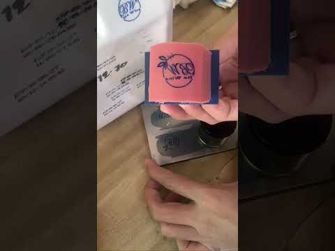 如何在小型弧面瓶盖上打印您的徽标（简易方法）