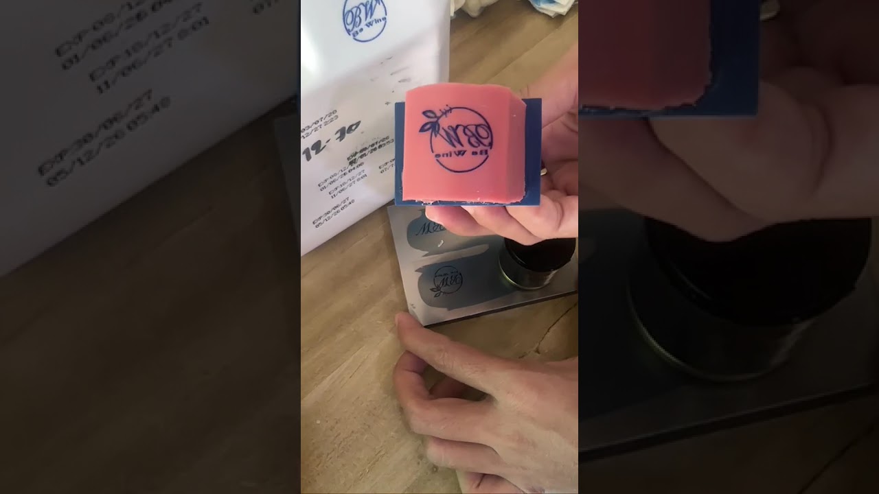 Cómo Imprimir Tu Logo en Tapas de Botella Pequeñas y Curvadas (Manera Fácil)