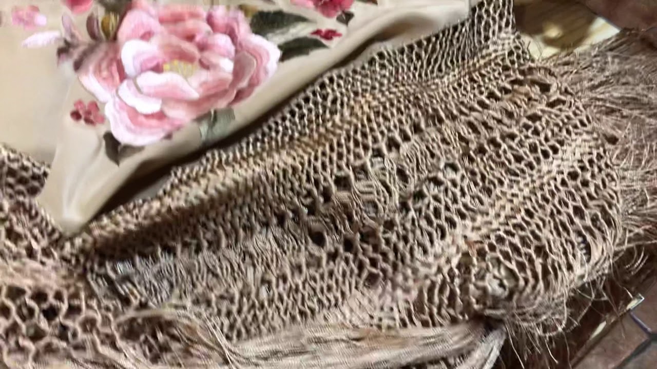 Mantón Bordado a Mano en crespón de seda color Té