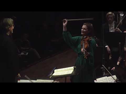 Janine Jansen breaks string during performance