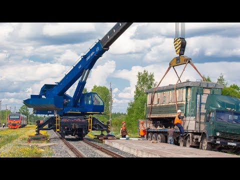 Narrow gauge passenger carriages delivering and unloading