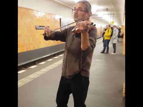 Amazing Street Violinist - Berlin