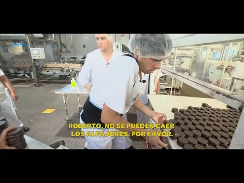Roberto Funes Ugarte tried out for a alfajores factory #HiredXunDía - Telefe News