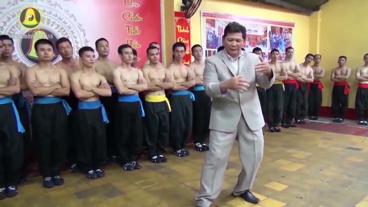 Мастер бесконтактного боя демонстрирует свои навыки