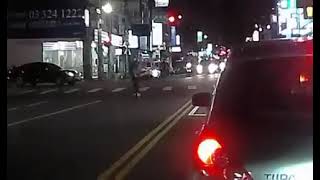 Fw: [新聞] 搶快駛過斑馬線狠輾「行人牽繩愛狗」 