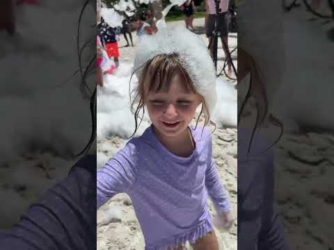 🫧🫧 Bubbles: 1. Violet: 0 🤣🤣🫧🫧 @JWMarriottMarcoIsland  made our beach day so fun!!