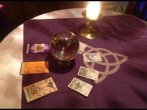 download lagu mp3 mp4 Une Bonne Voyante, download lagu Une Bonne Voyante gratis, unduh video klip Une Bonne Voyante