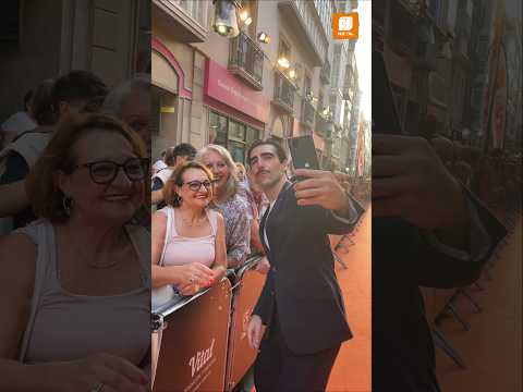 ✨😍 ¡Así ha sido la llegada de ‘La Promesa’ y ‘Salón de té La Moderna’ a la ALFOMBRA NARANJA!