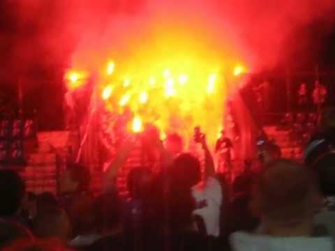 piłkarze Ruchu Chorzów idą z racami