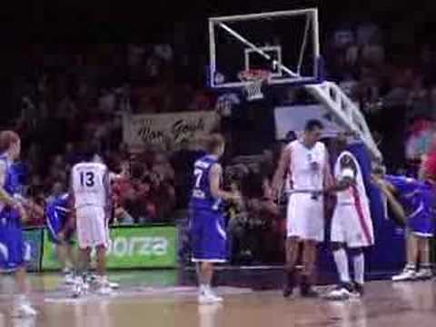 14 13-11-07 Ulebgame BCO-Dynamo Moscow - Afstandsshot van Ch