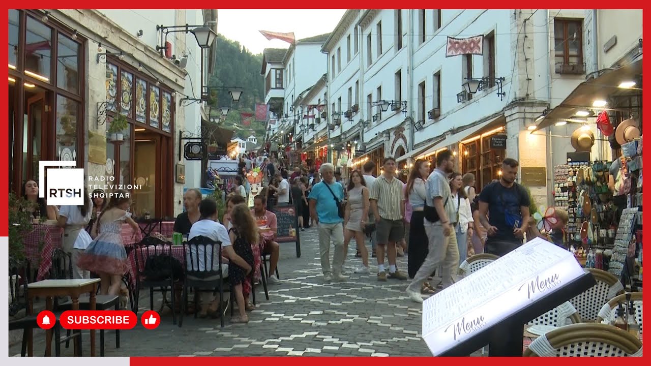 Netët verore në rrugët e kalldrëmta, turistët shijojnë atmosferën magjike në Gjirokastër