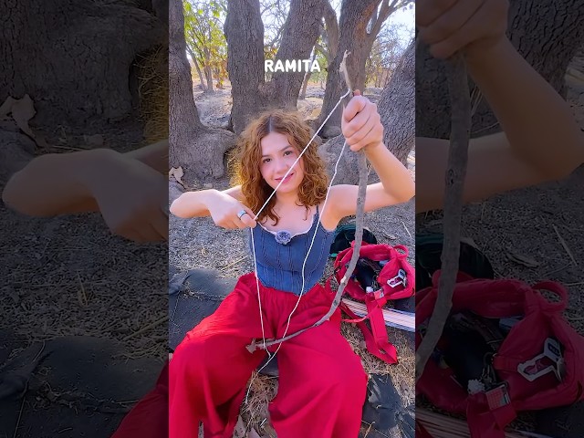 Vídeo relacionado con Bogenkönig Arco y flecha para niños para principiantes, arco deportivo con 6 flechas (3 flechas negras con punta de metal y 3 flechas azules con ventosa), 6 papeles de destino. Ideal para niños y