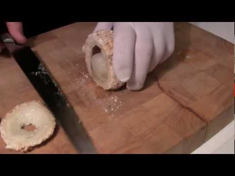 Um prato principal no Auberge du Vieux Puits 3 Michelin