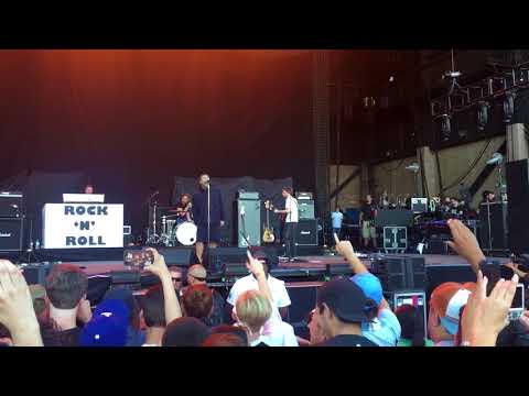Liam Gallagher - Wonderwall (Live at CalJam 17)