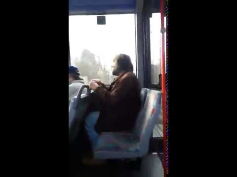 Verrückter Mann im bus