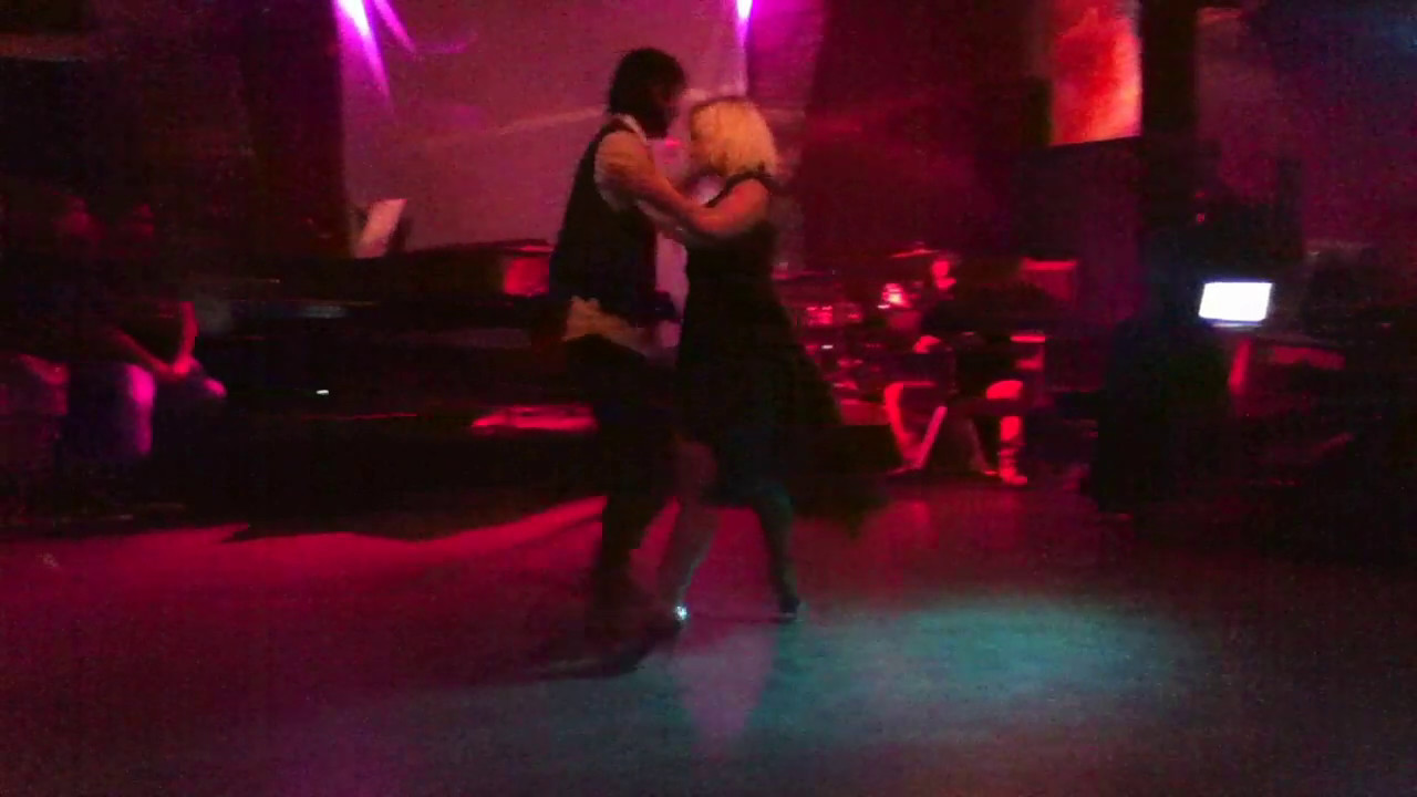 Tamara Bisceglia y Pedro Farias bailan en MILONGA 10 - 1 DE 3